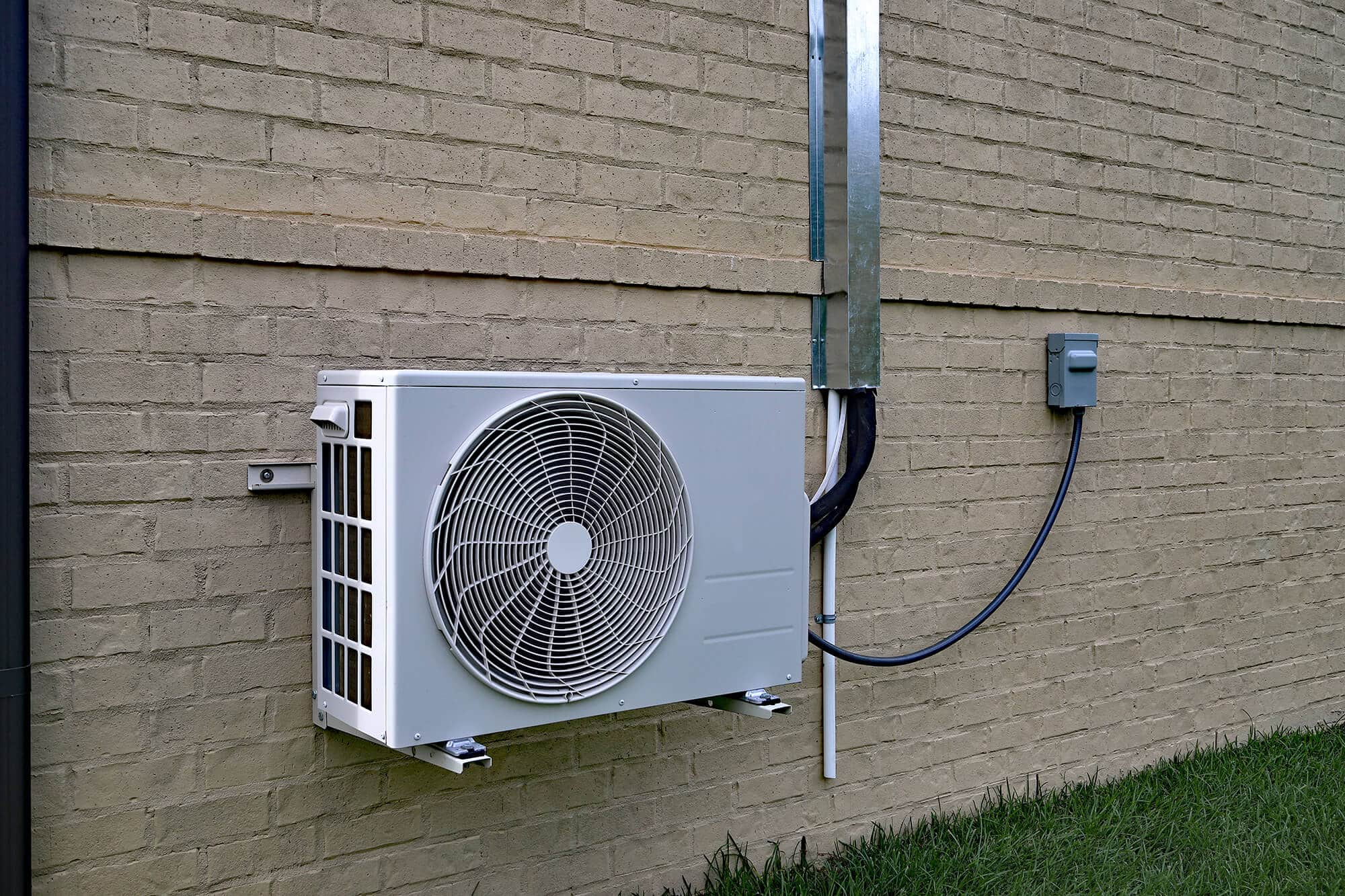 Installation d'une pompe à chaleur par un technicien RGE